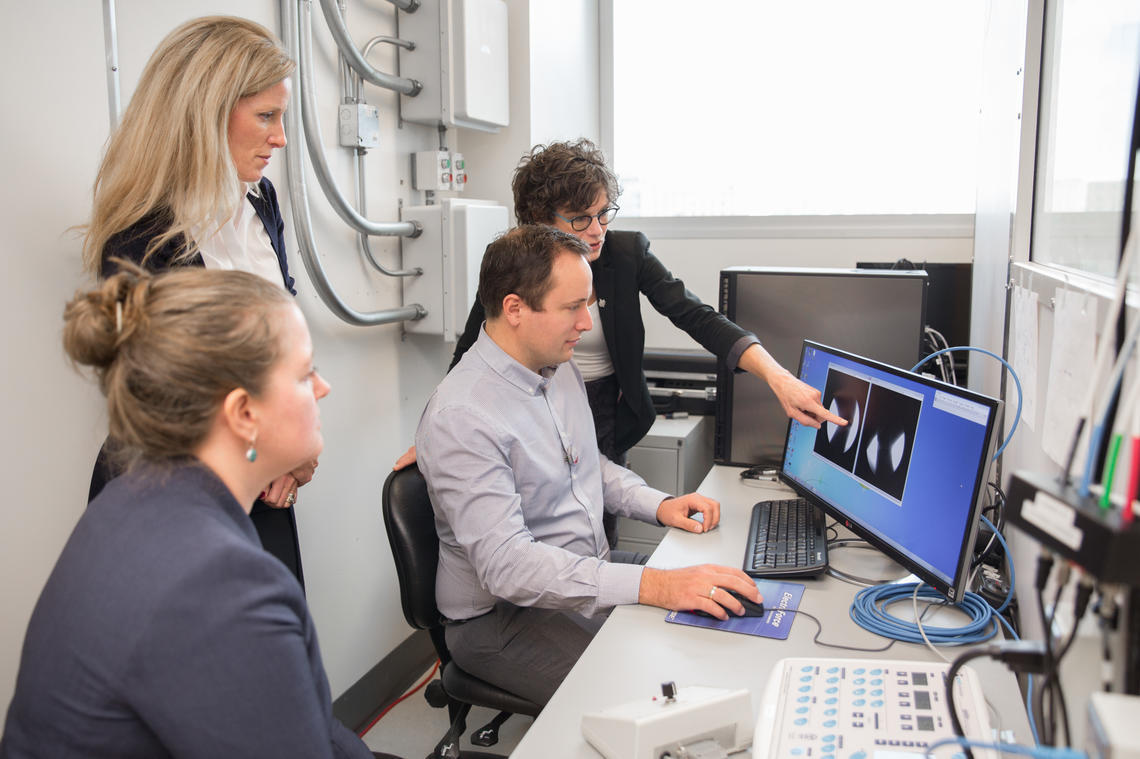 Jessica Kupper (PhD candidate), Dr. Sarah Coles (Radiologist, Mayfair Diagnostics), Dr. Gregor Kuntze and Dr. Janet Ronsky (left to right) reviewing fluoroscopic knee images